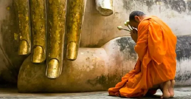 Nằm mơ thấy mình quỳ trước tượng Phật 